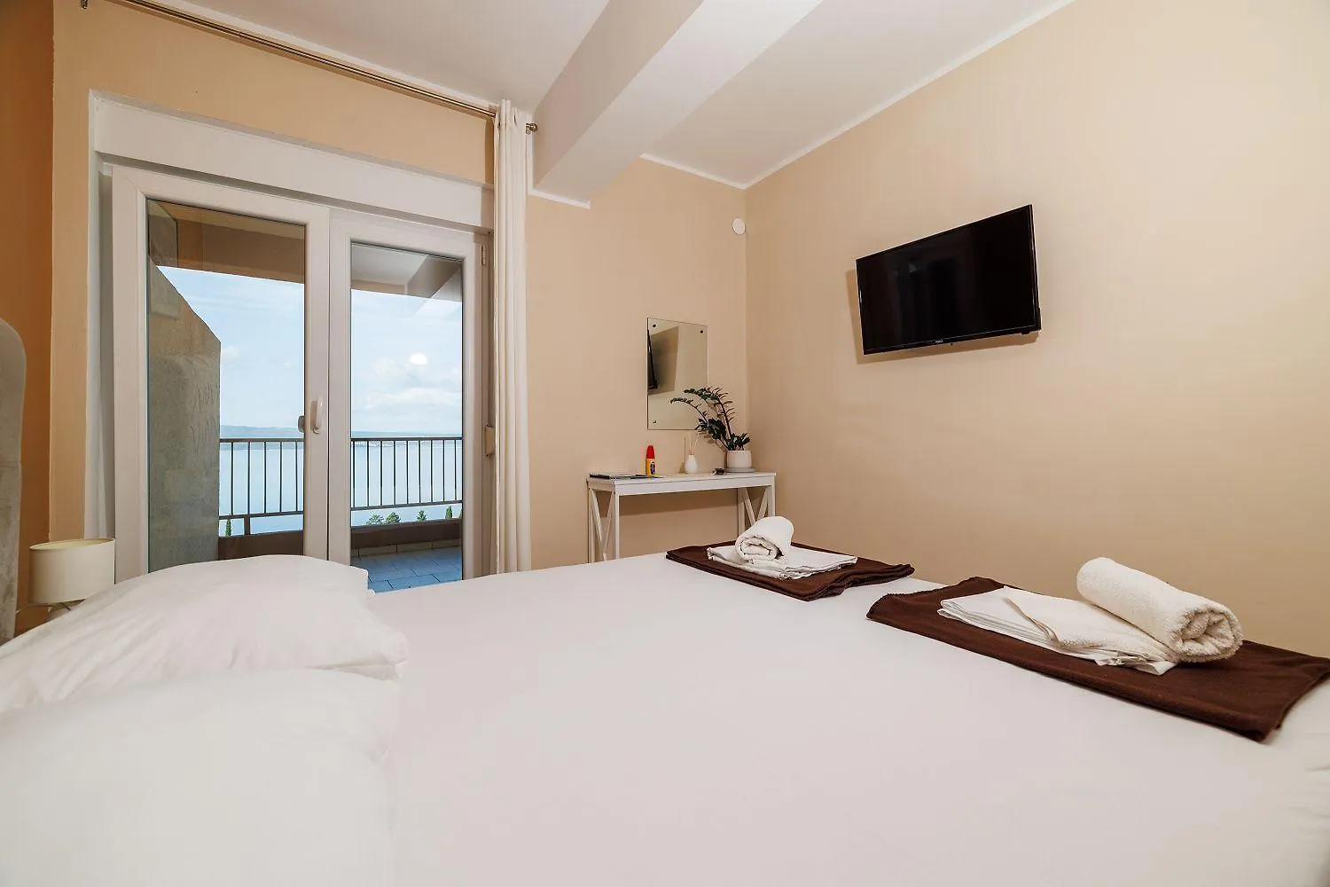 Komfortables Apartment Nur 350 Meter Zum Strand Mit Meerblick, Pool, Aussendusche Dramalj