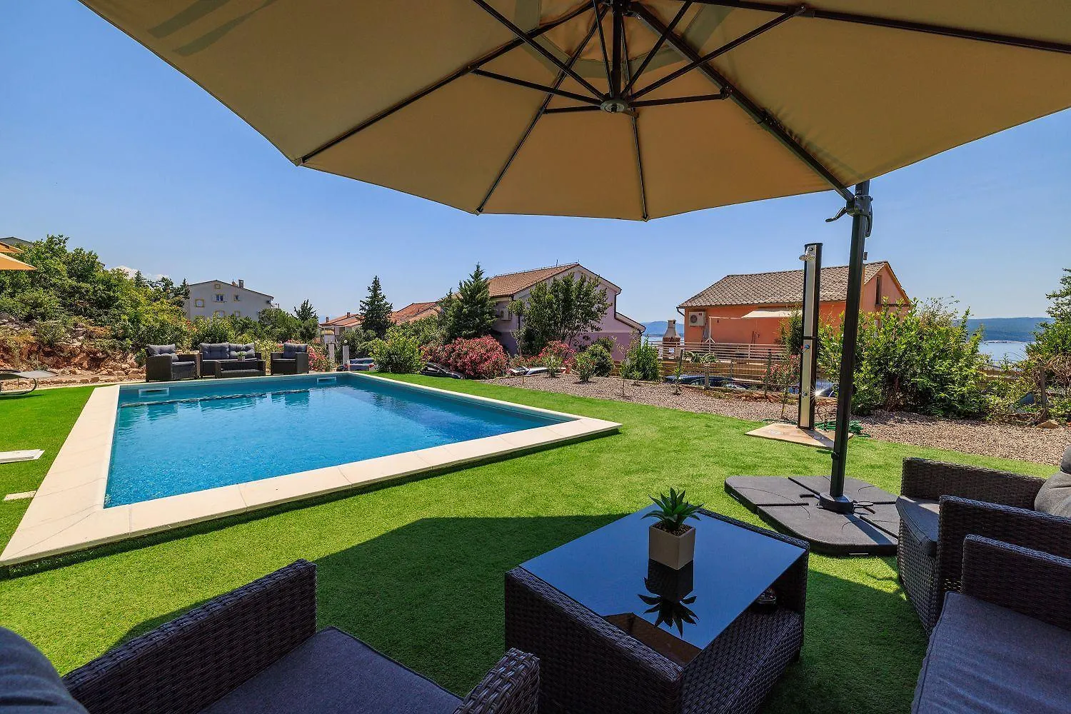 Komfortables Apartment Nur 350 Meter Zum Strand Mit Meerblick, Pool, Aussendusche Dramalj